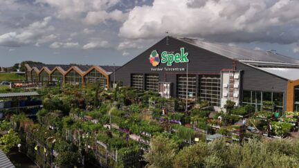 Afbeelding bij nieuwsbericht - Voordeeltuincentrum Van der Spek heeft het grootste assortiment tuin- en kamerplanten van de regio met tot wel 50% korting op de normale tuincentrumprijzen. - Spekvoordeel.nl